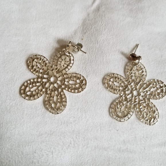 Diamond Cut Floral Earrings in SS - Picture 2 of 3